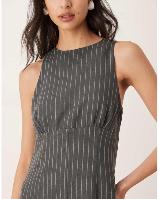 Vestido Largo Gris Con Falda De Tubo Y Raya Diplomática De ASOS de color Natural