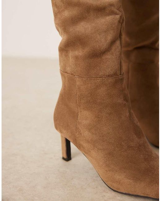 New Look Knielaarzen Van Suedette Met Kittenhak in het Natural