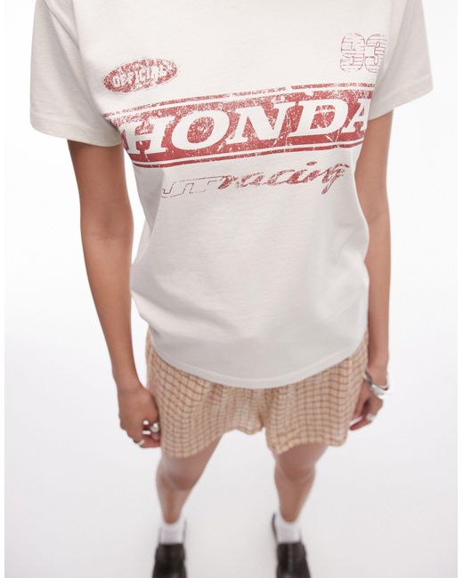 Camiseta color con diseño encogido y estampado gráfico con licencia TOPSHOP de color White