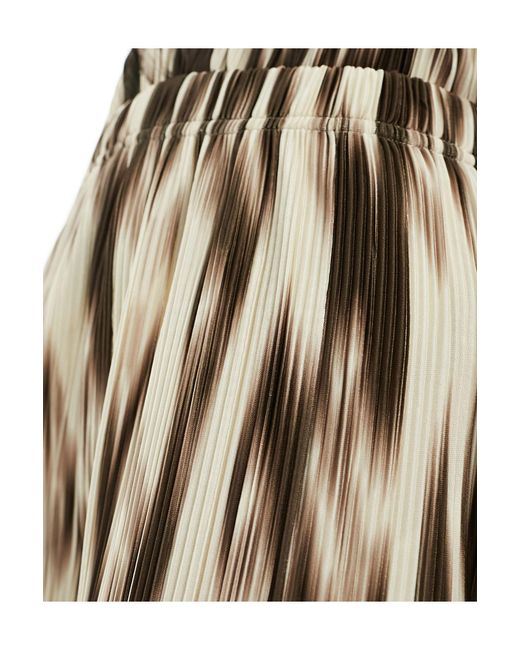 Pantaloni a fondo ampio plissé marroni e color crema con stampa astratta di Vila in White