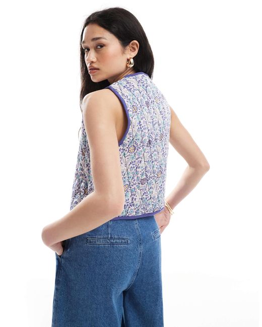 Veste sans manches matelassée avec imprimé fleuri et liens noués à l'avant ASOS en coloris Blue