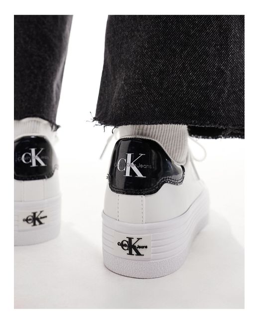 Calvin Klein White – bold – mehrfarbige sneaker zum schnüren mit flacher vulkanisierter plateausohle und niedrigem schaft