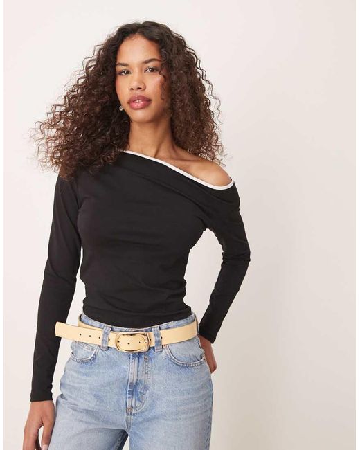 ASOS Top Met Lange Mouwen, Constrasterende Randjes En Blote Schouder in het Black