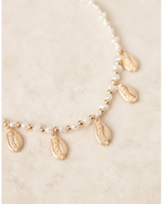 Collana Corta Con Perle Sintetiche E Ciondoli A Forma Di Conchiglia Dorati di ASOS in Metallic