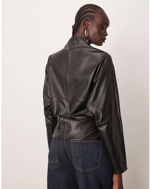 Top en cuir à col montant et coupe incurvée ARRANGE en coloris Brown