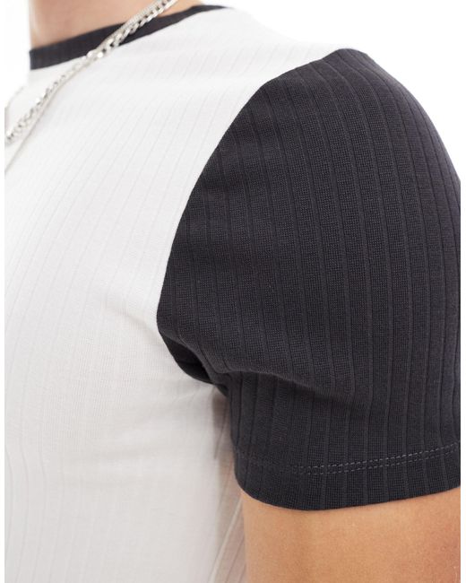 T-shirt attillata taglio corto bianca con maniche grigie a coste di ASOS in White da Uomo