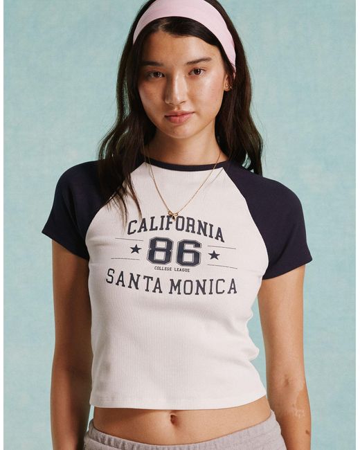 Camiseta color y azul marino con diseño encogido, manga raglán y gráfico "california" Miss Selfridge de color Black