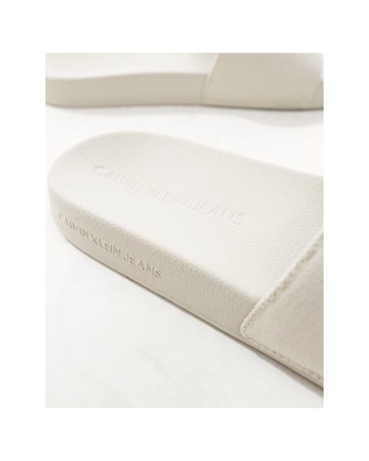 Sliders bianche con monogramma di Calvin Klein in White