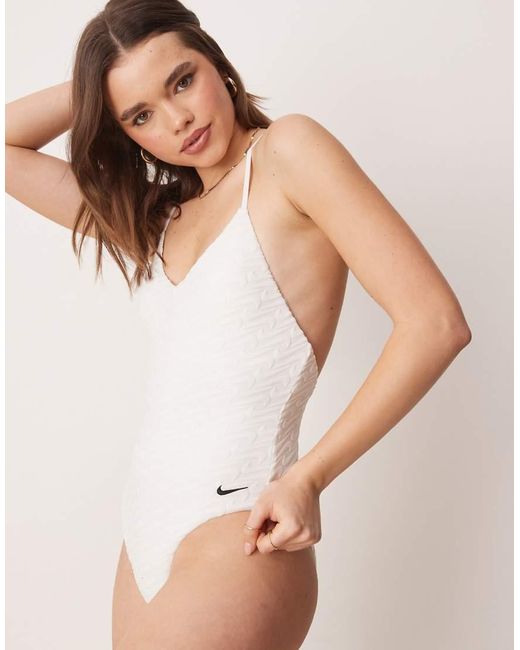 Nike di Nike in White