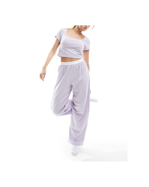 Mix & match - t-shirt del pigiama lilla con stampa a fiorellini, bordi a festoncino ed elastico per capelli di ASOS in White
