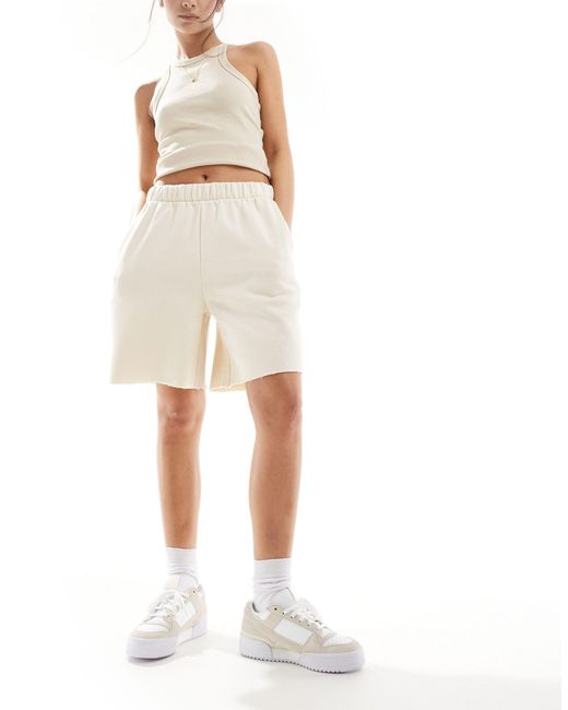 Pantaloncini taglio lungo color crema con fondo grezzo di ASOS in White