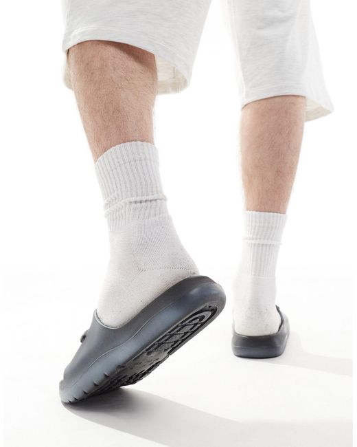 Sandalias negras con estampado efecto espray desgastado y detalle ASOS de hombre de color White