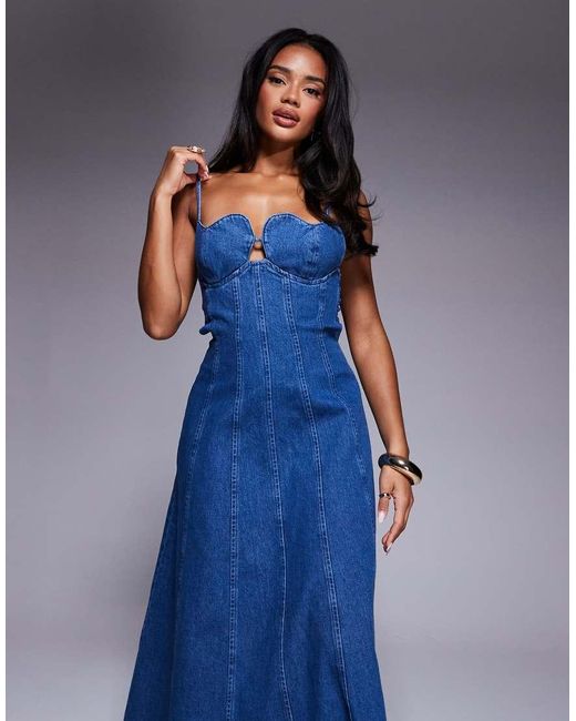 Vestido Vaquero Largo Con Lavado Medio Y Copas En Forma De Corazón De ASOS de color Blue