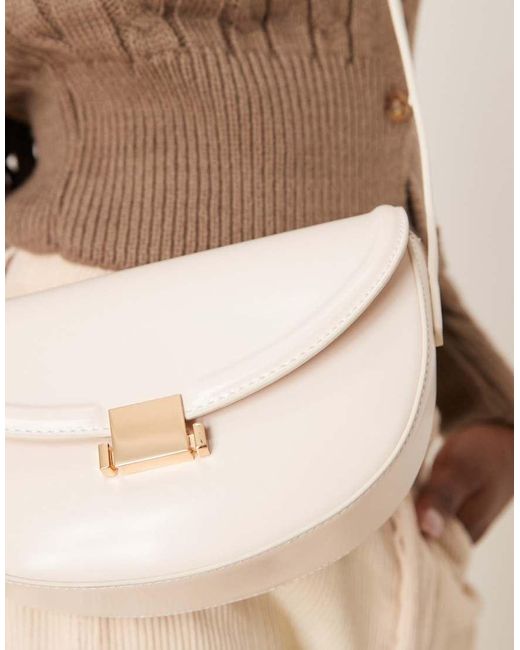 Borsa Da Spalla Arrotondata Bianca Con Tracolla E Dettaglio A Lucchetto di ASOS in Natural