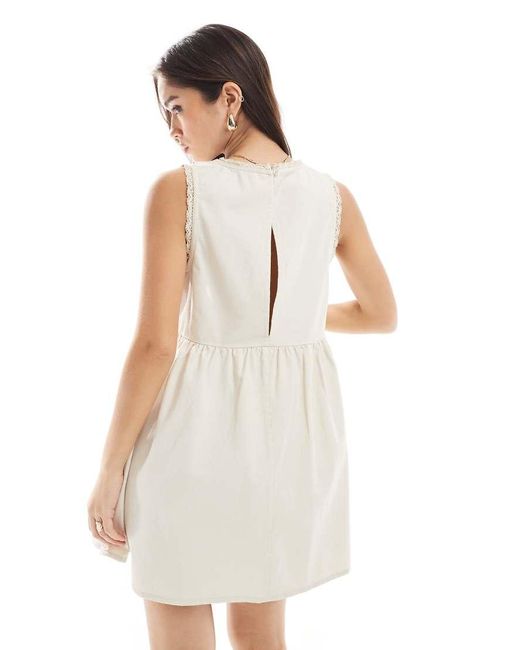 ASOS Denim Mini Jurk Met Gehaakt Inzetstuk in het White