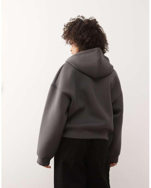 Weekday Scarlet in het Gray