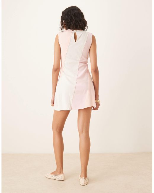 Aline - robe courte à empiècements contrastants et ourlets effilochés aspect jean ASOS en coloris White