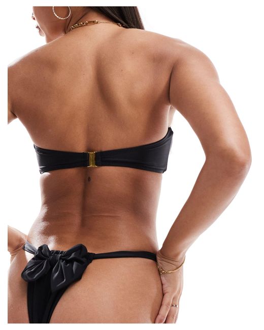 Top bikini a fascia con fiocco sul davanti di Miss Selfridge in Black