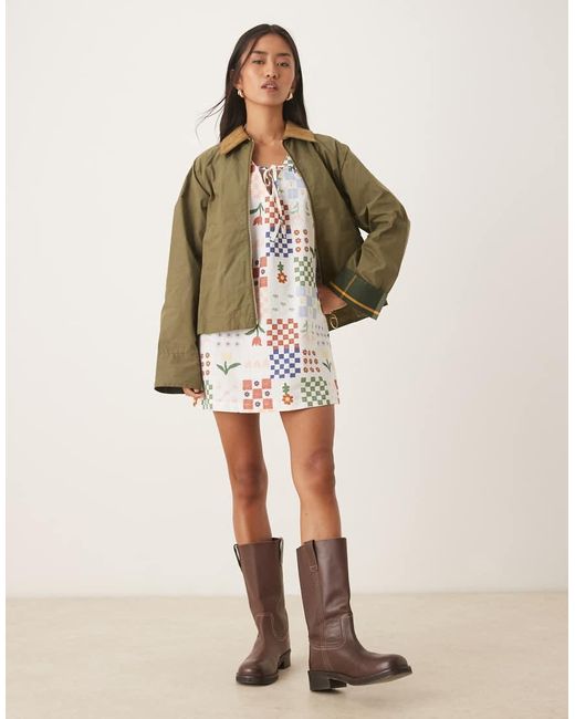 Vestido Corto Con Estampado De Mosaico Y Flores Y Lazada Delantera De Mezcla De Lino De ASOS de color Natural