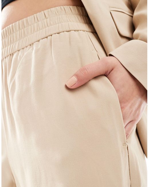 Mix and match - pantaloni a fondo ampio sartoriali crema di Vero Moda in Natural