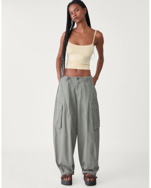Top Con Spalline Sottili di Stradivarius in Gray