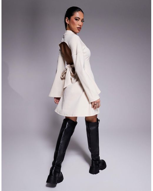 Robe courte dos ouvert avec liens à col montant - crème ASOS en coloris Gray