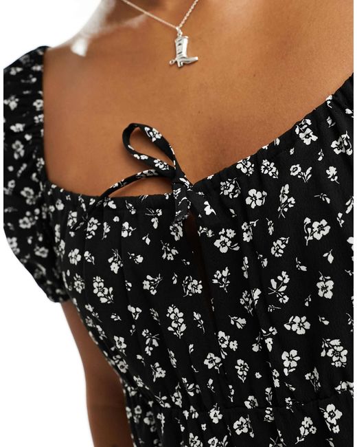 Robe courte avec manches bouffantes et détails froncés au dos Monki en coloris Black