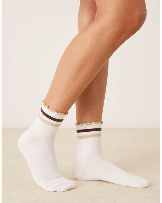Calcetines Tobilleros Blancos A Rayas Marrones Con Volante En El Tobillo De ASOS de color Natural