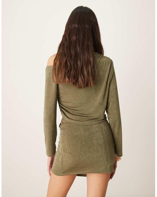 Top Verde Oliva Testurizzato A Maniche Lunghe Con Spalle Scoperte di ASOS in Natural
