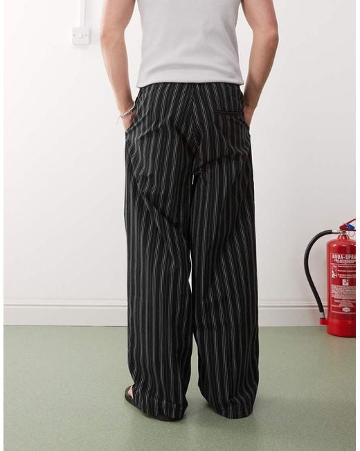 Pantalones Negros A Rayas Beis De Corte Suelto De Weekday de hombre de color White