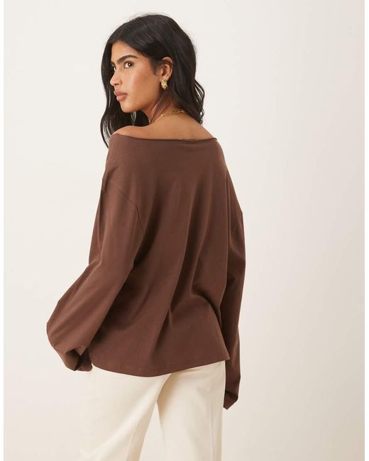 T-Shirt A Maniche Lunghe Color Cioccolato Con Spalla Scoperta di ASOS in Brown