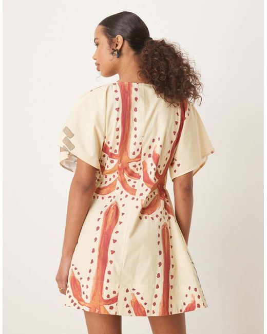 Robe courte à manches courtes et col v avec plis serrés - imprimé abstrait ASOS en coloris Natural
