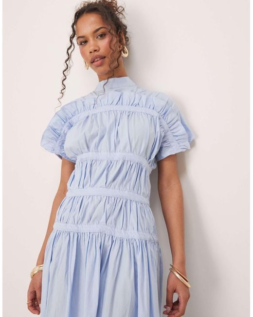 Ghospell White – hochgeschlossenes, gerafftes midikleid