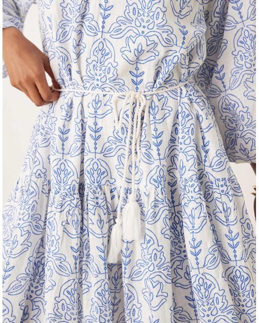 Robe courte style bohème à imprimé mosaïque avec manches bouffantes et liens à la taille - et blanc Y.A.S en coloris White