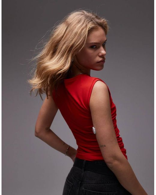 Top Con Dettaglio Attorcigliato Sul Davanti di TOPSHOP in Red