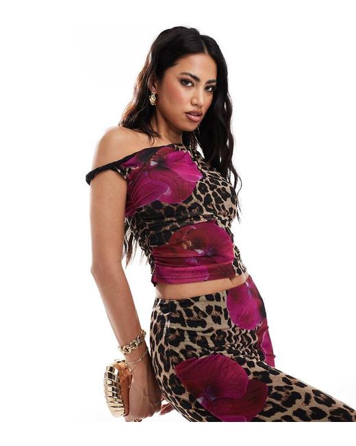 Top Con Estampado De Leopardo Y Flores Rosas Y Hombro Descubierto Retorcido De Malla Exclusivo De (Parte De Un Conjunto) Kaiia de color Red