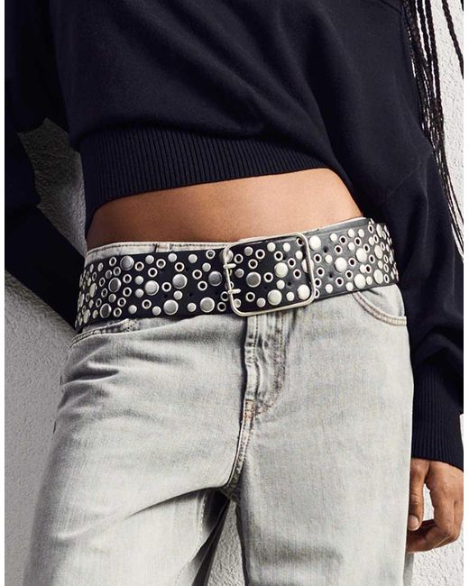 Cintura Ampia Effetto Pelle Nera Con Borchie di Bershka in Black