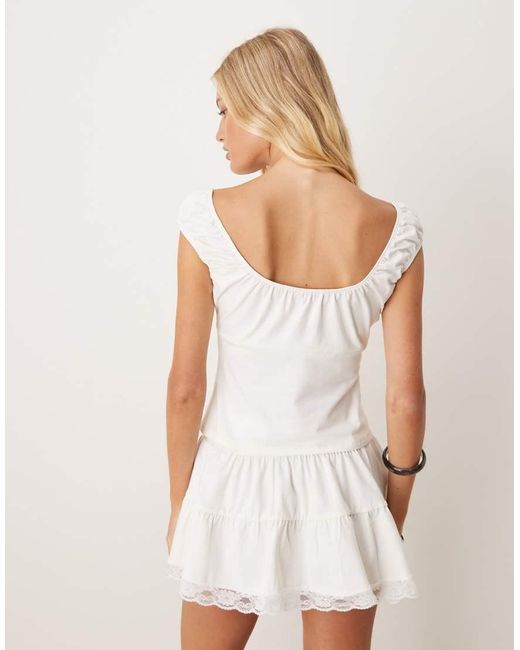 Minifalda Blanca Con Vuelo Y Escalonada Con Ribete De Encaje De ASOS de color Natural