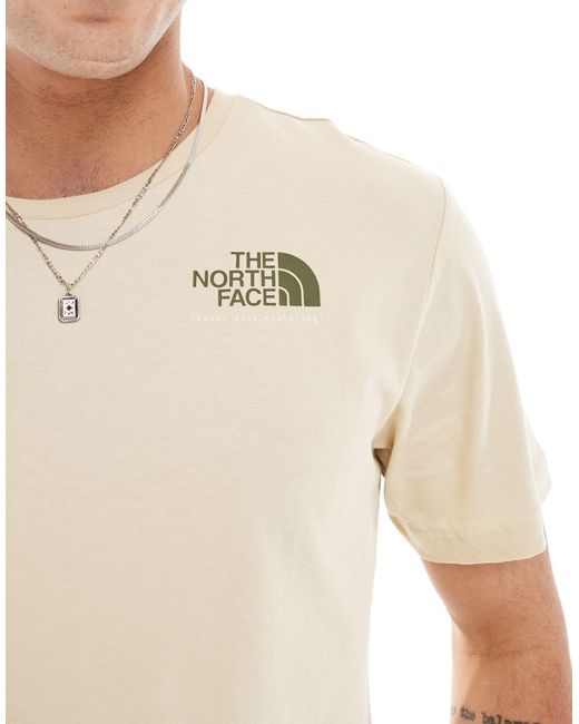 Camiseta con estampado gráfico en la espalda The North Face de color Natural