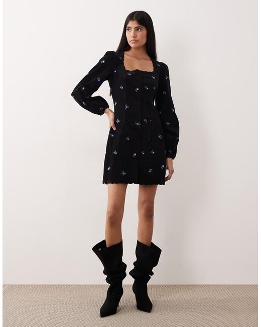 Vestido Corto Negro Con Bordado Floral, Botones Delanteros Y Ribetes Festoneados De Pana Memphis De Nobody's Child de color Black