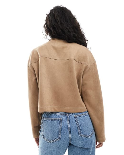 Veste courte en imitation daim à surpiqûres contrastantes - taupe ONLY en coloris Blue