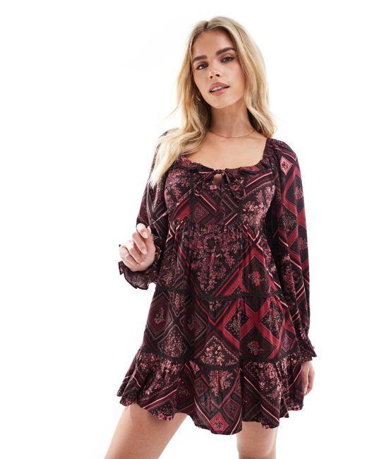 Miss Selfridge Red – gestuftes minikleid mit paisley-blumenmuster