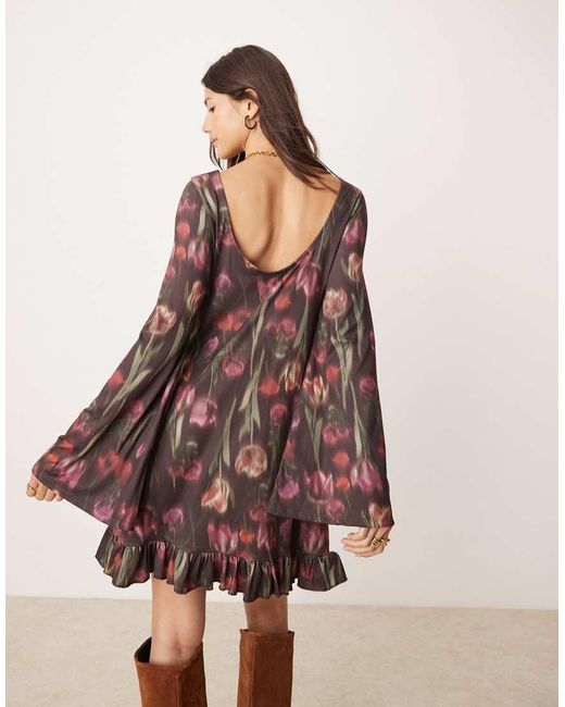 Vestido Corto De Manga Larga Con Estampado Floral De Estilo Boho, Espalda Escotada Y Volantes De ASOS de color Brown
