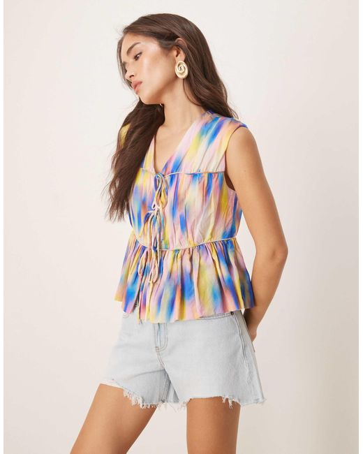 Y.A.S White – ärmelloses, vorne gebundenes top mit em verschwommenem muster