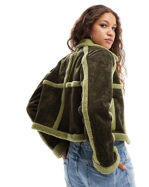 Chaqueta Corta Con Ribetes De Borreguito De -Verde Daisy Street de color Green