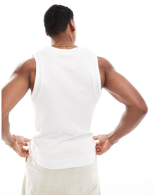 Camiseta blanca ajustada sin mangas con detalle ASOS de hombre de color White