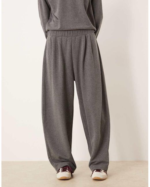 Jogger De Talle Bajo Y Pernera Barrel Con Detalles Plisados (Parte De Un Conjunto) ASOS de color Gray