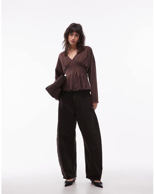 ASOS Getailleerde Top Met V-Hals, Peplum Zoom En Lange Mouwen in het Brown