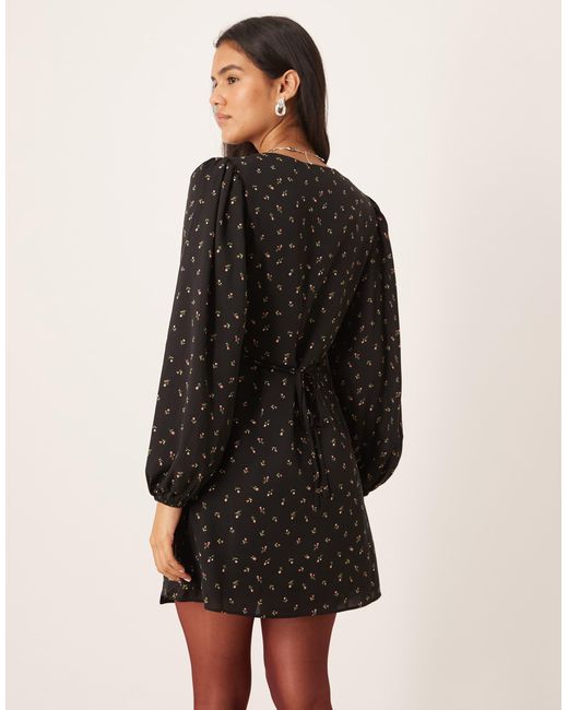 Glamorous Black – minikleid mit puffärmeln im stil der 70er, v-ausschnitt und mehrfarbigem blumenmuster