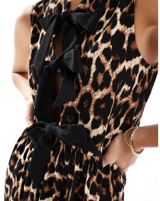 ASOS Black – ärmelloses mini-hängerkleid mit leopardenmuster und schleifendetail auf der vorderseite